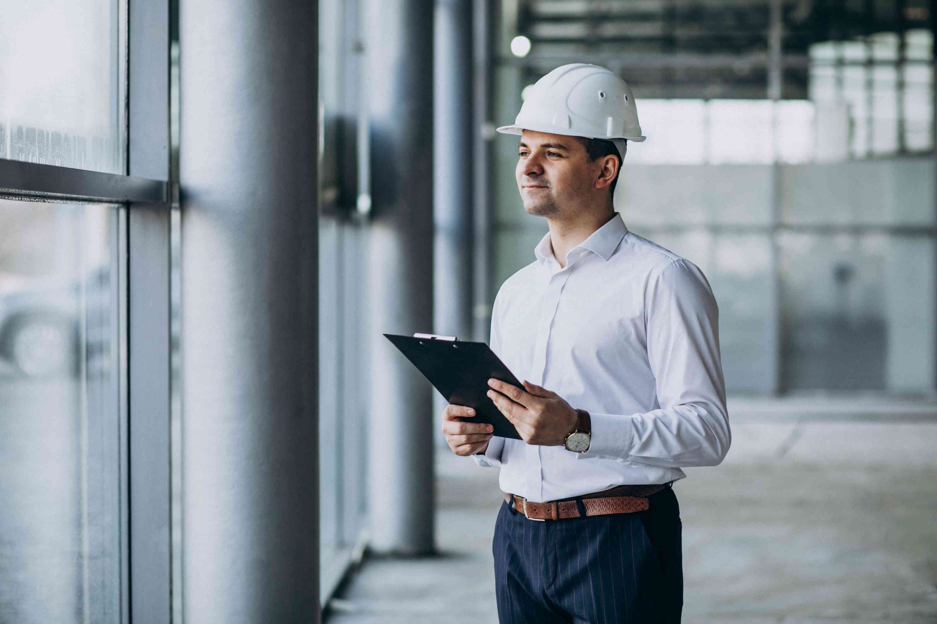 Vedoucí facility managementu dohlížející na průběh práce